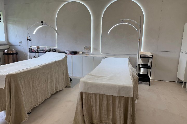 De behandelkamer met de twee boognissen en de linnen bedden